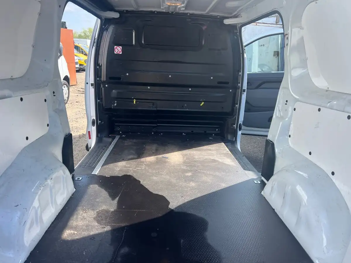 2019-peugeot-expert-15-bluehdi-professional-compact-1000-big-19