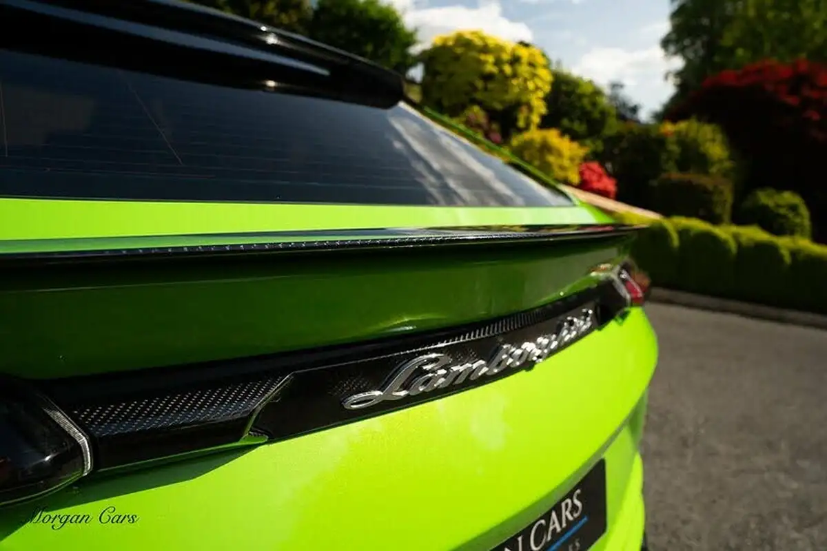 2021-lamborghini-urus-40-no-trim-big-10