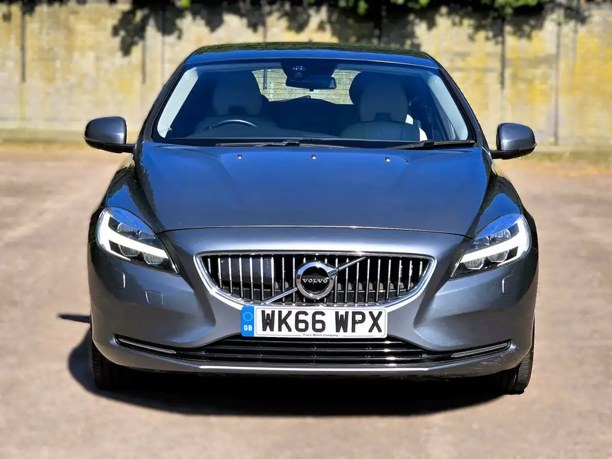2016-volvo-v40-20td-d3-inscription-geartronic-big-1
