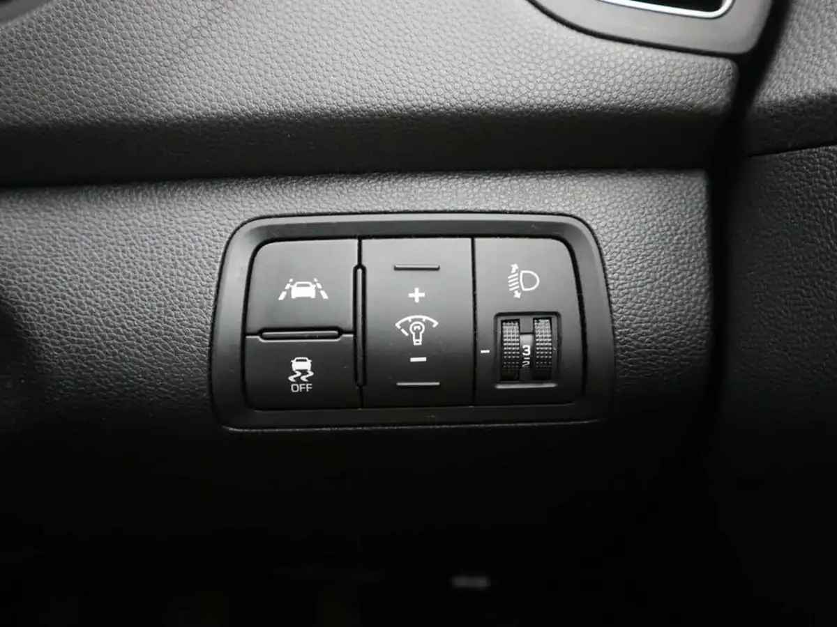 2020-hyundai-i20-12-play-big-35
