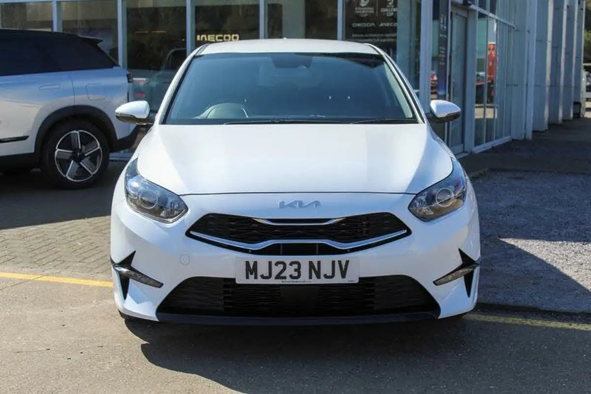 2022-kia-ceed-15-t-gdi-3-hatchback-big-1