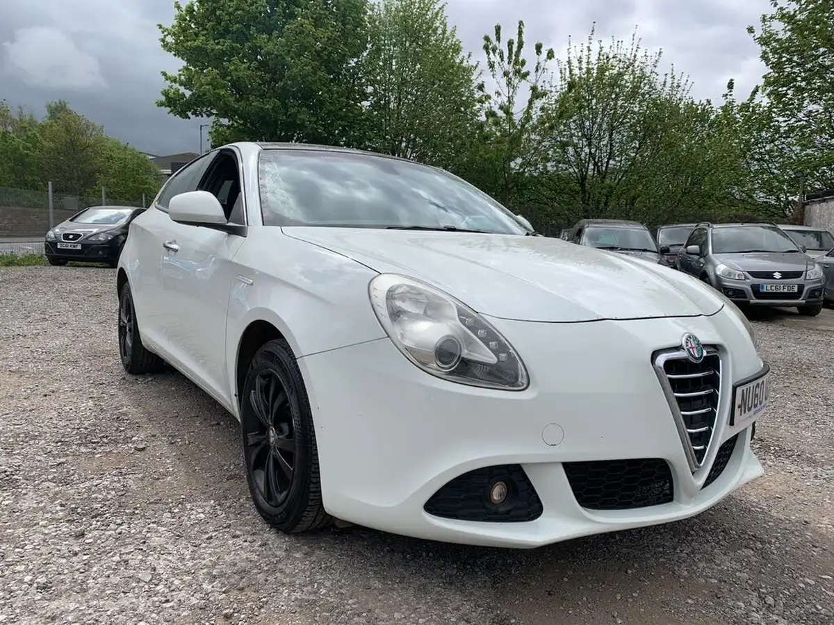 2010-alfa-romeo-giulietta-20td-lusso-big-0