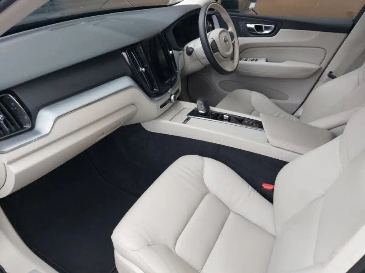 2021-volvo-xc60-20td-b4-momentum-awd-big-4