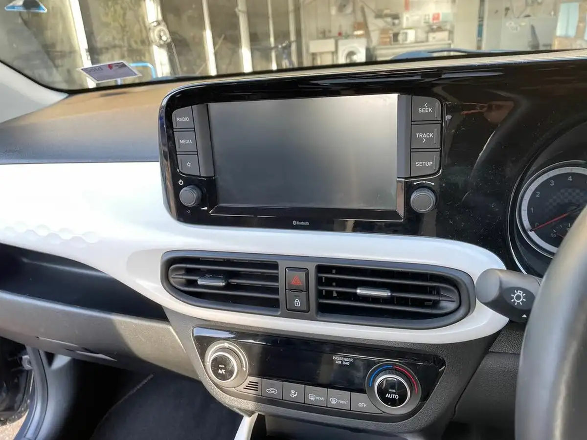 2022-hyundai-i10-10-premium-big-17