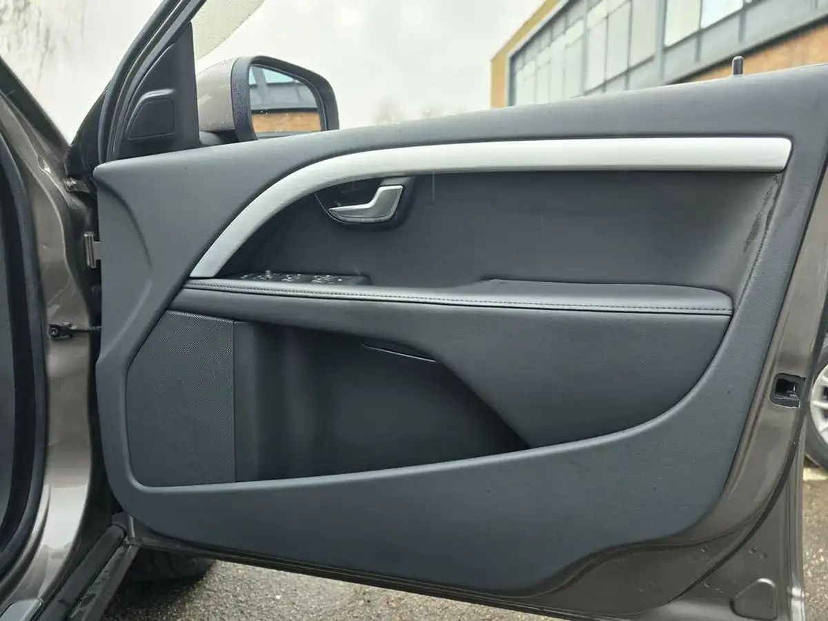 2011-volvo-xc70-30-t6-se-big-22