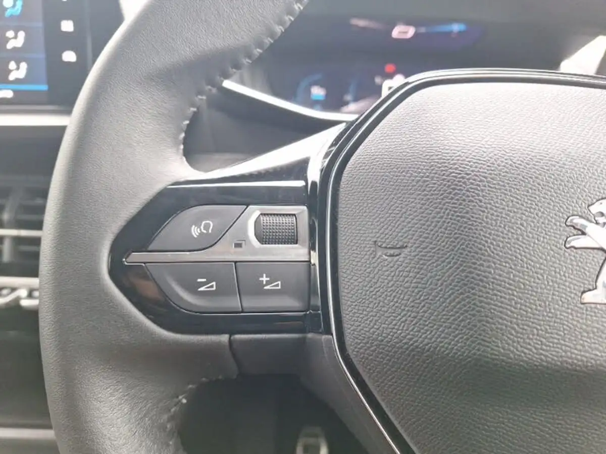 2023-peugeot-208-12-puretech-allure-premium-100ps-big-17