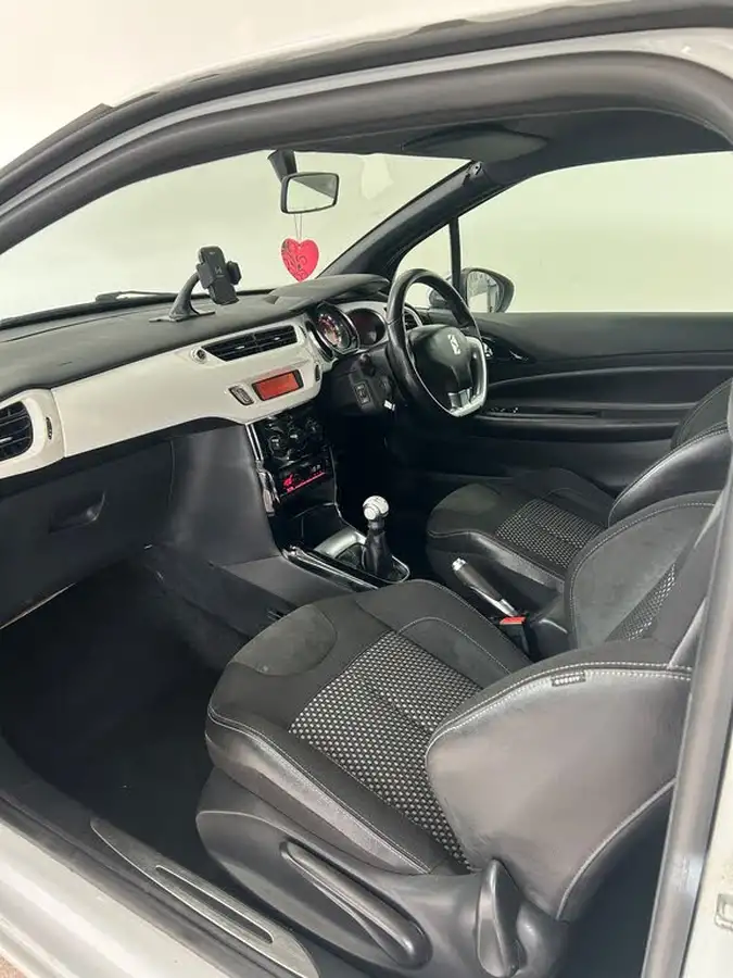 2010-citroen-ds3-16td-black-big-9