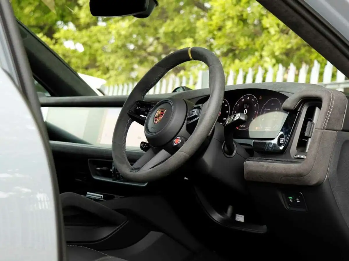 2024-porsche-cayenne-40-v8-turbo-e-hybrid-gt-package-coupe-big-10