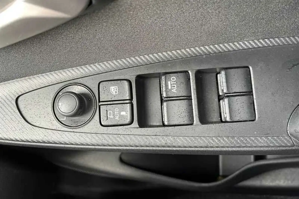 2023-mazda-mazda2-15-e-skyactiv-g-centre-line-big-15