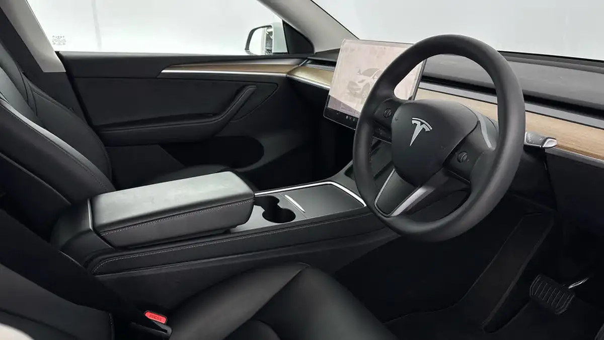 2024-tesla-model-y-e-rwd-big-9