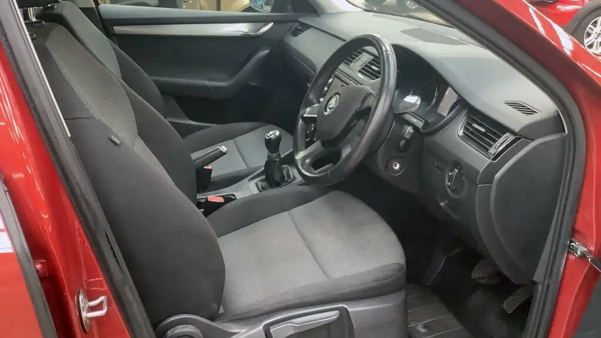 2014-skoda-octavia-16tdi-s-estate-big-9