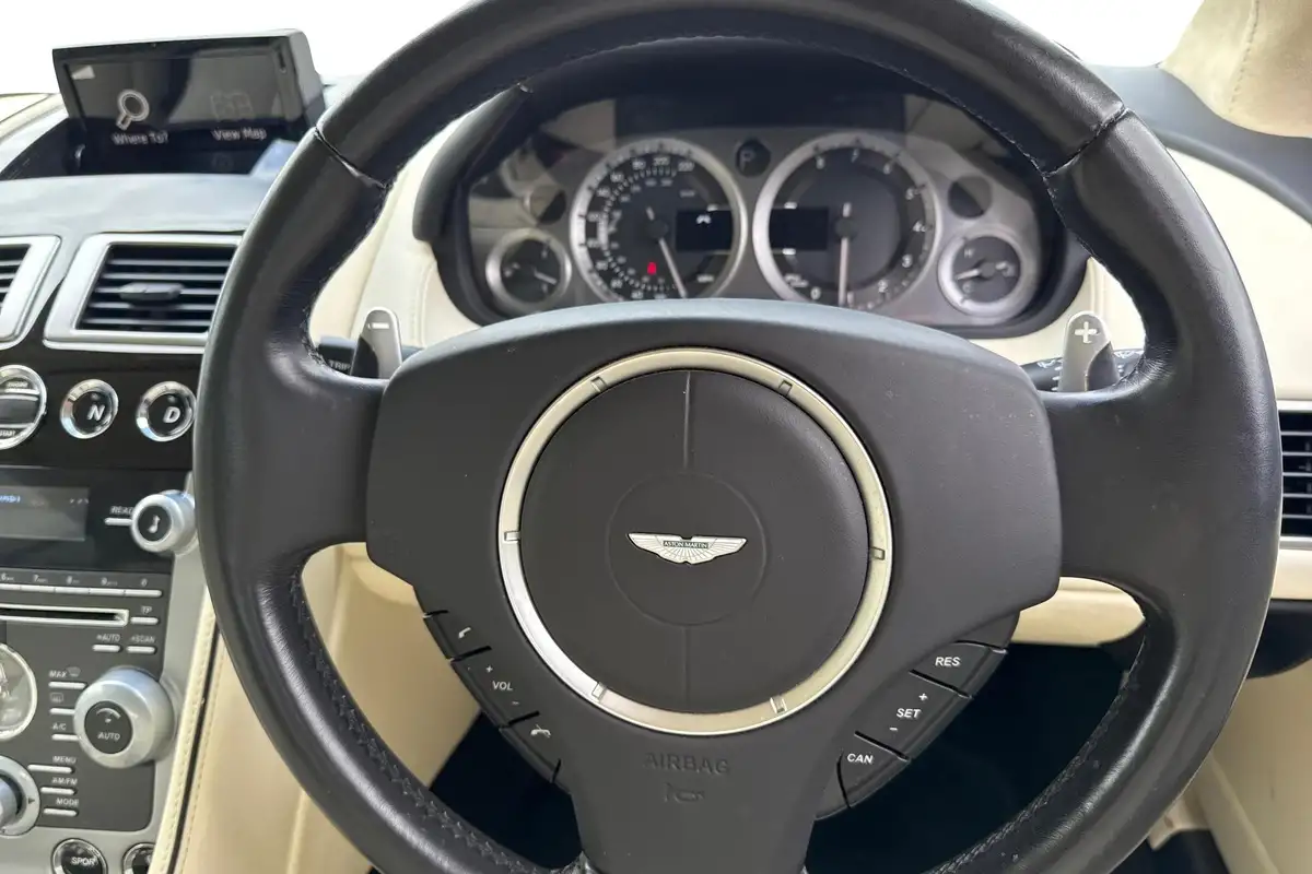 2015-aston-martin-db9-59-volante-big-10