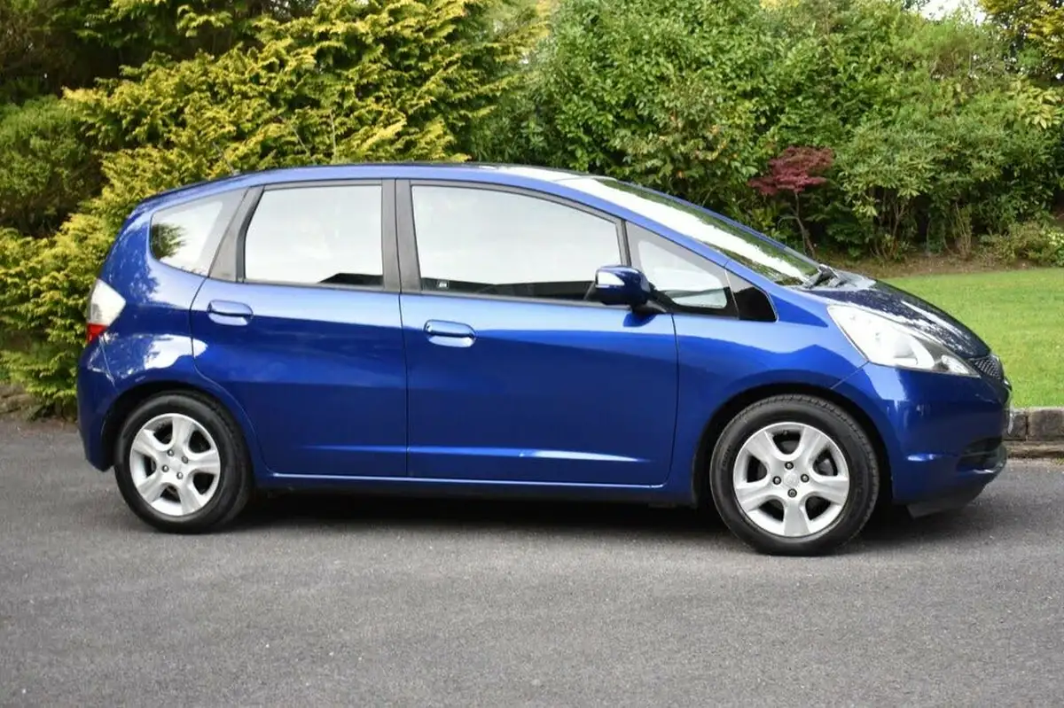 2011-honda-jazz-14-es-t-big-1