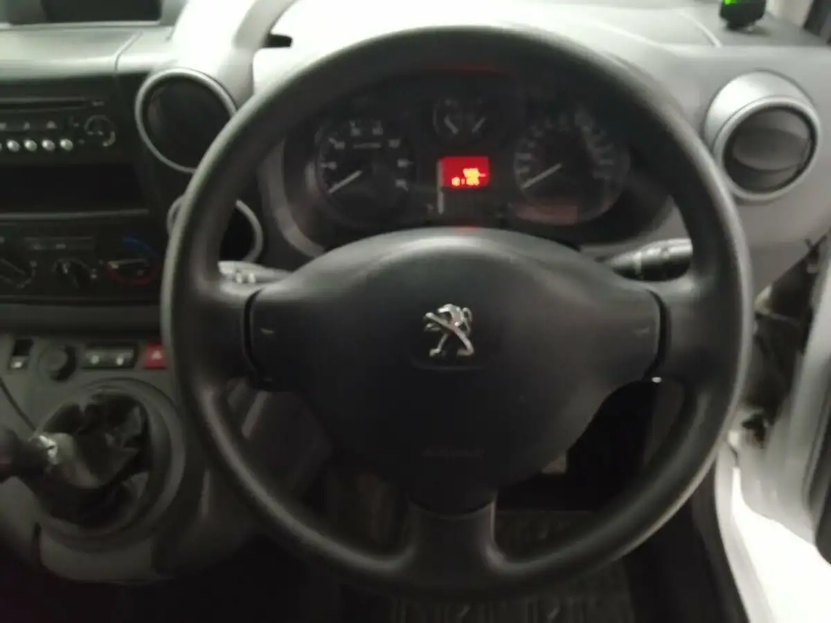 2018-peugeot-partner-16td-se-l1-stop-start-850-panel-big-8