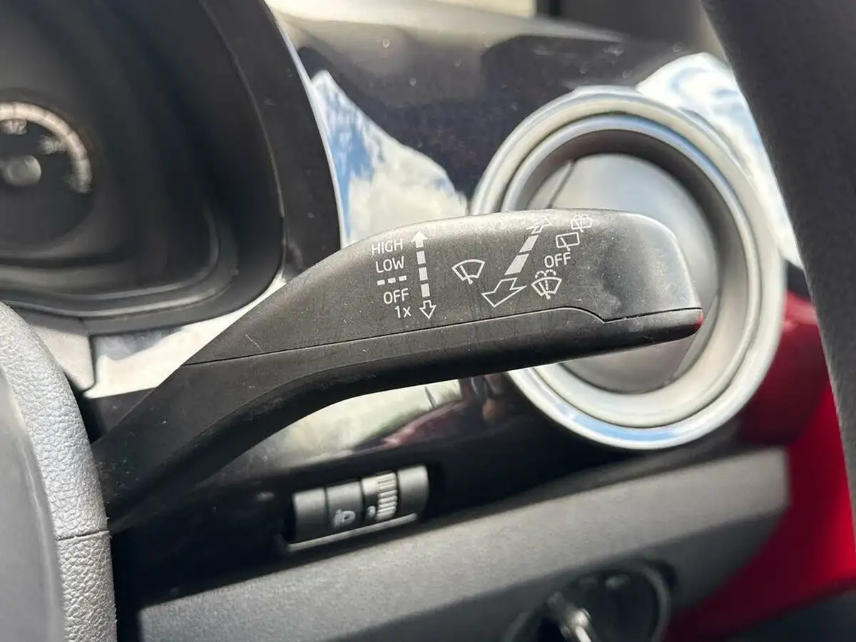 2013-volkswagen-up-10-move-up-bluemotion-tech-3d-big-24