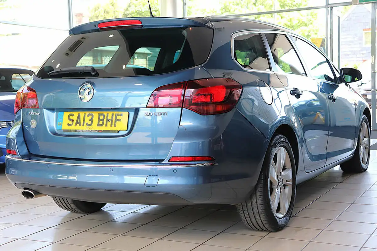 2013-vauxhall-astra-20td-sri-ss-estate-big-7