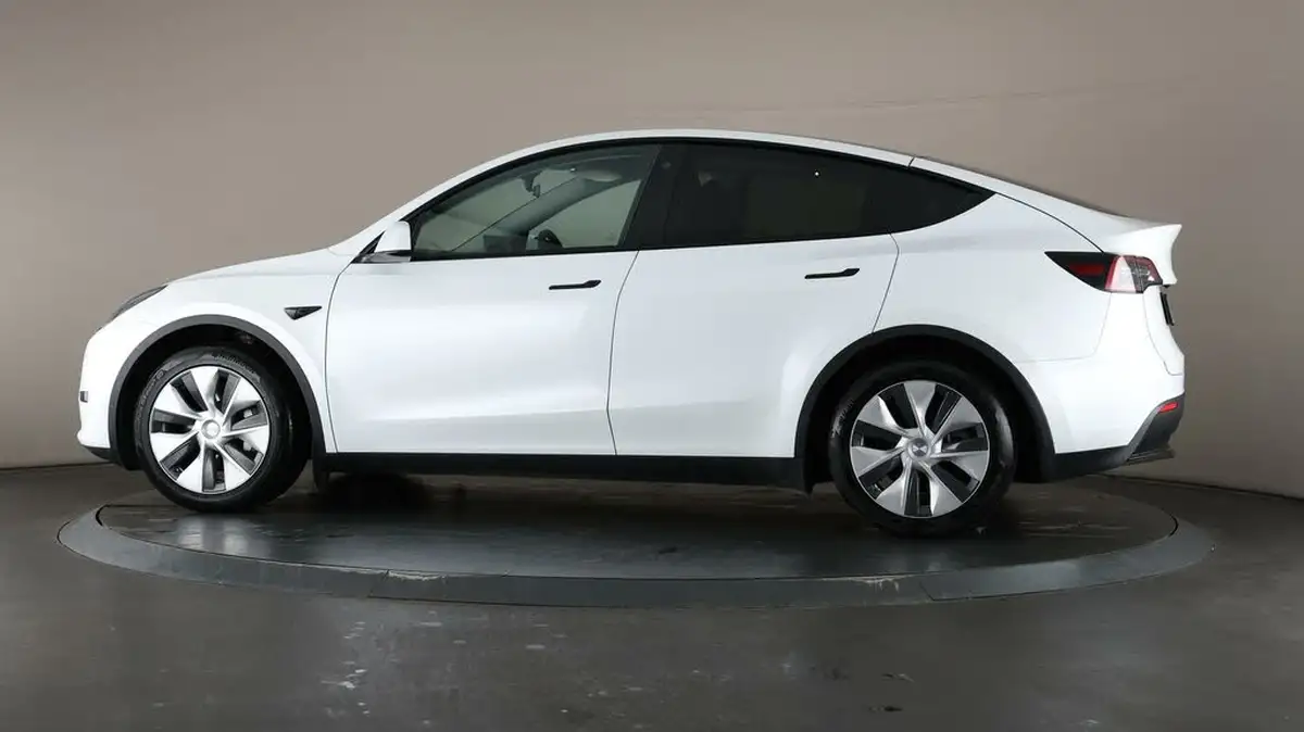 2022-tesla-model-y-e-rwd-big-34