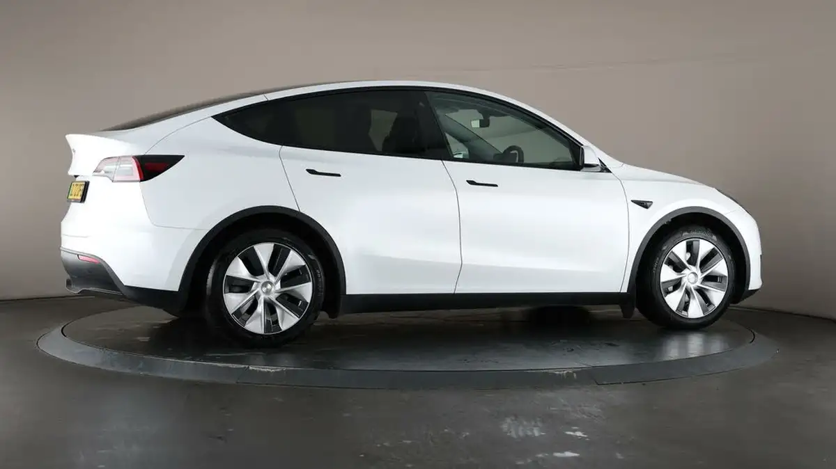 2022-tesla-model-y-e-rwd-big-62