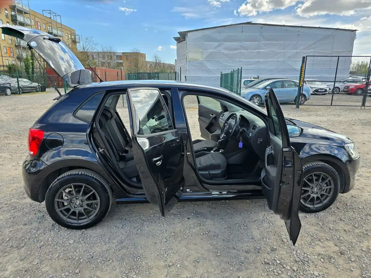 2014-volkswagen-polo-big-16