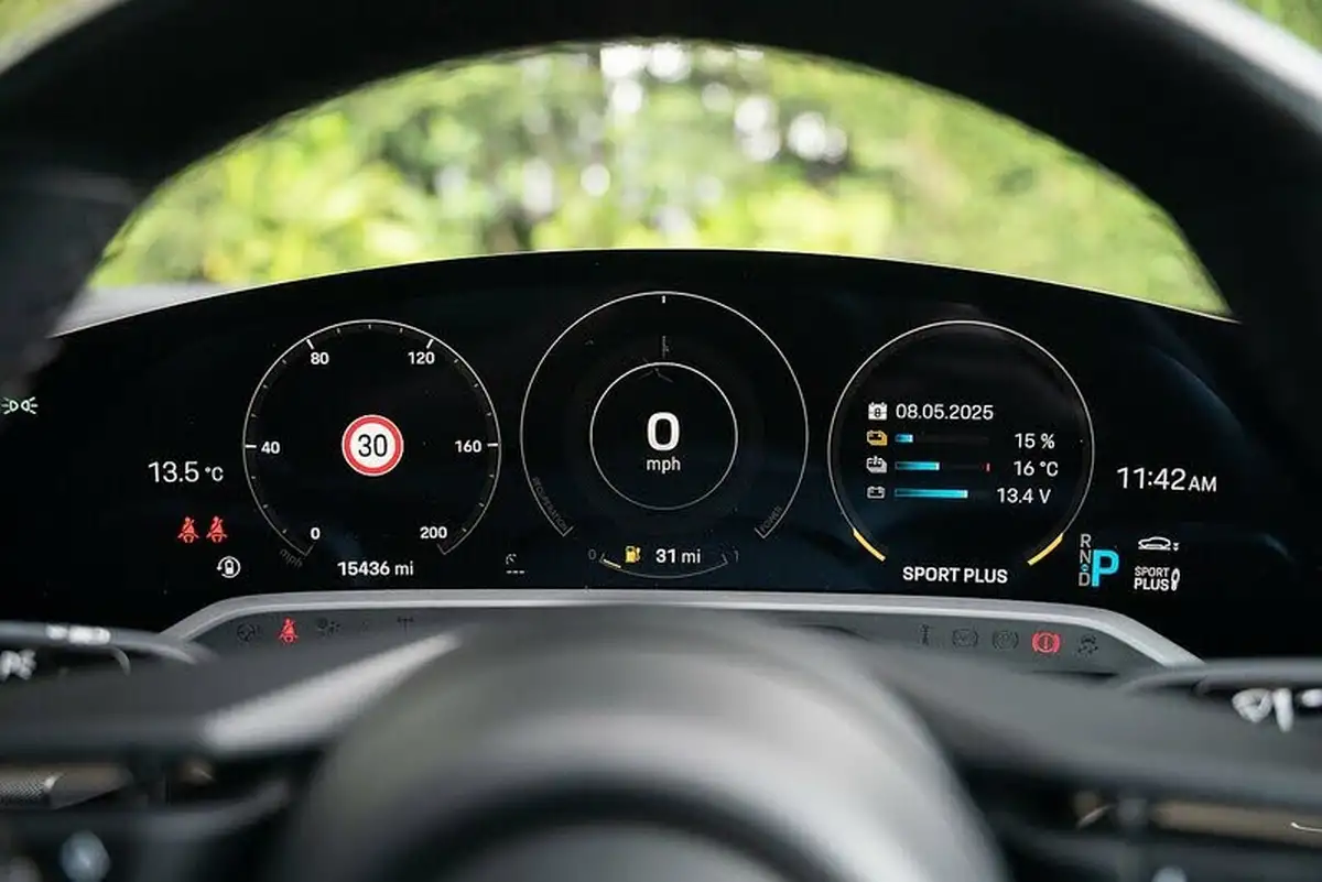 2020-porsche-taycan-e-turbo-big-44