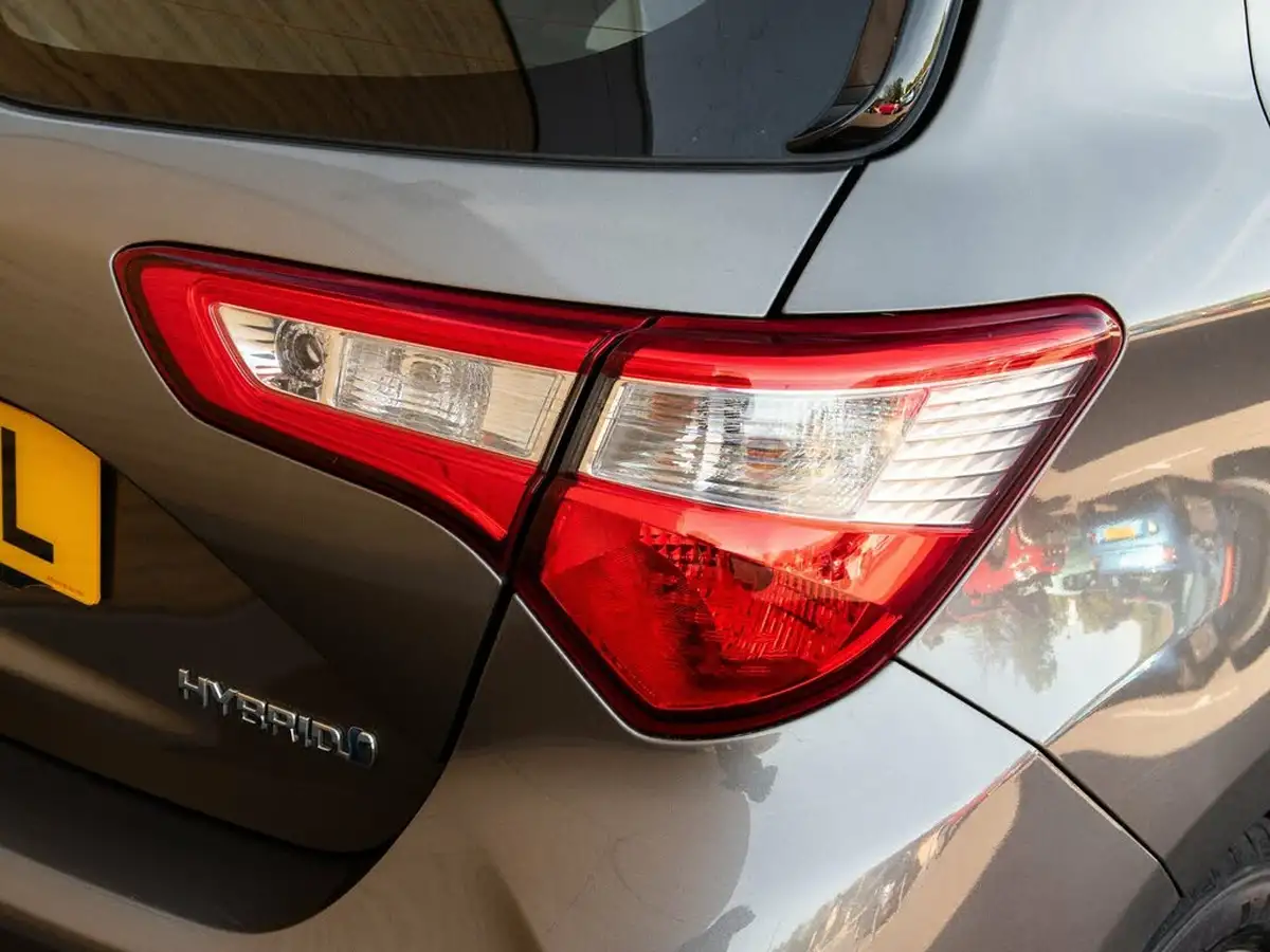 2017-toyota-yaris-15-vvt-i-icon-navi-hybrid-big-8