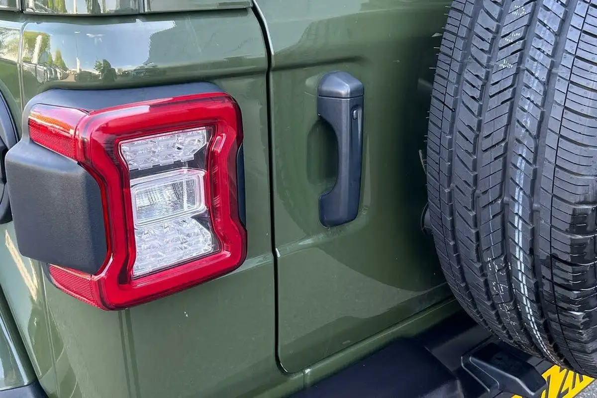 2021-jeep-wrangler-20-gme-80th-anniversary-5d-big-32