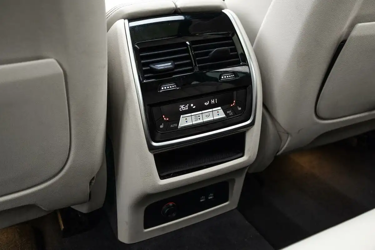 2020-bmw-x7-30td-m50d-big-23
