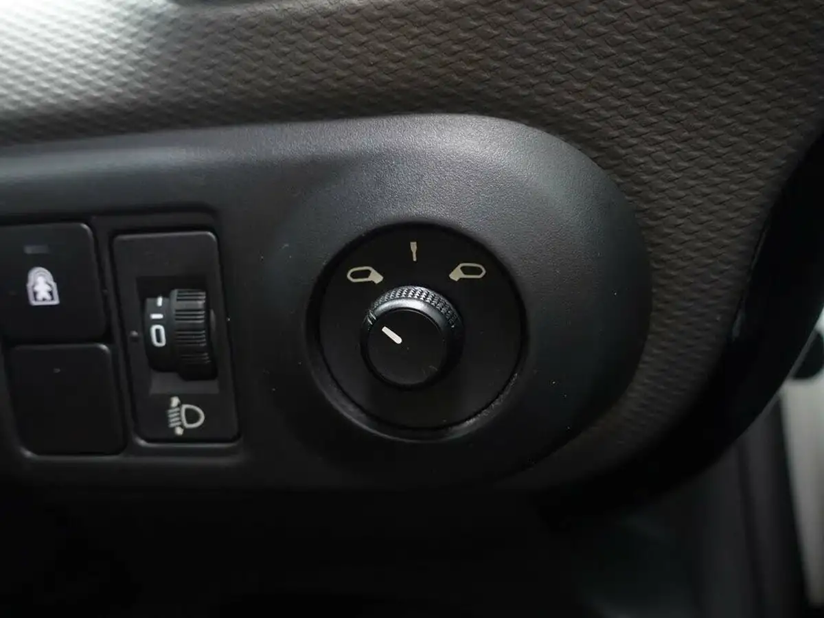 2015-citroen-c4-cactus-16bluehdi-feel-big-27