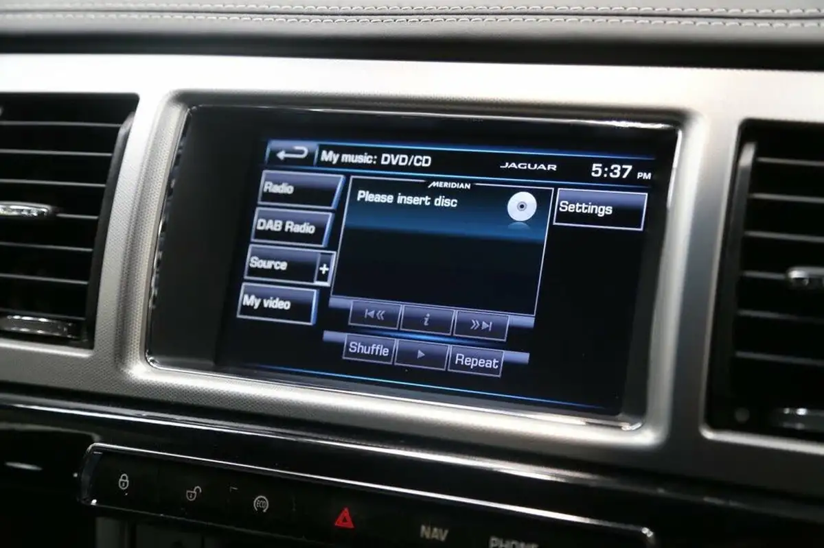 2014-jaguar-xf-30td-s-portfolio-v6-sportbrake-5d-big-36