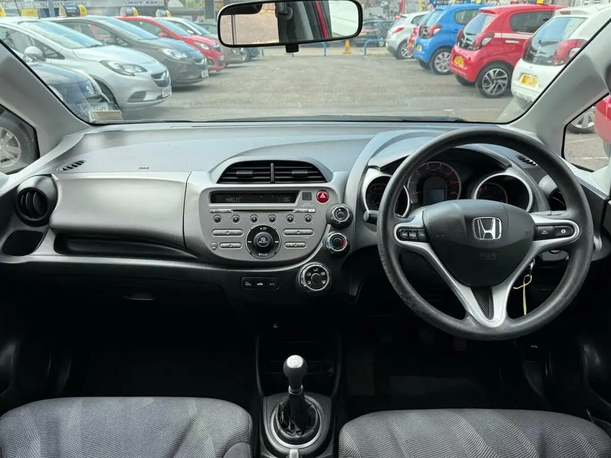 2010-honda-jazz-14-es-t-big-1
