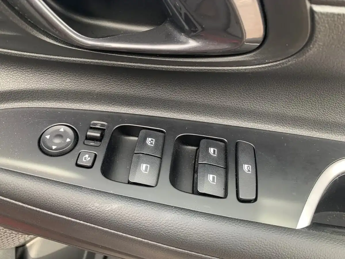 2024-hyundai-bayon-10-t-gdi-premium-100ps-two-tone-roof-big-14