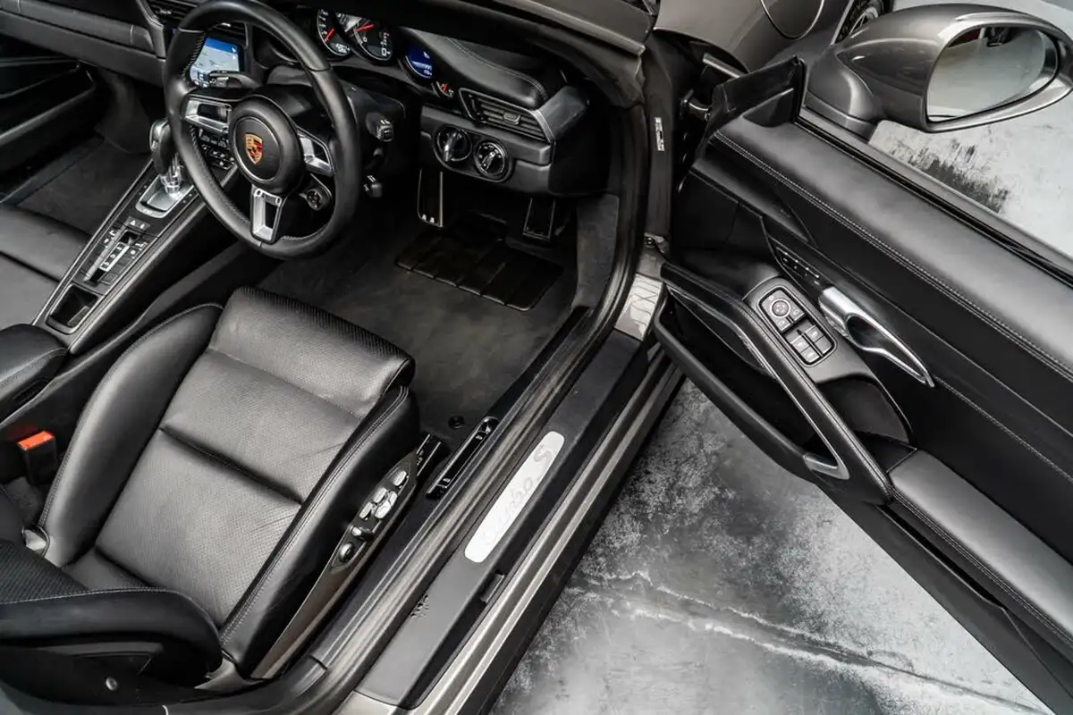 2017-porsche-911-38-turbo-s-cabriolet-big-28
