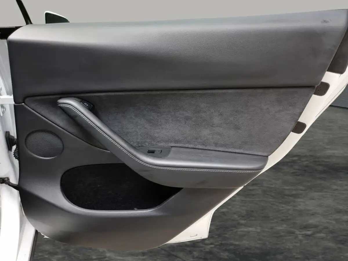 2023-tesla-model-y-e-long-range-big-27