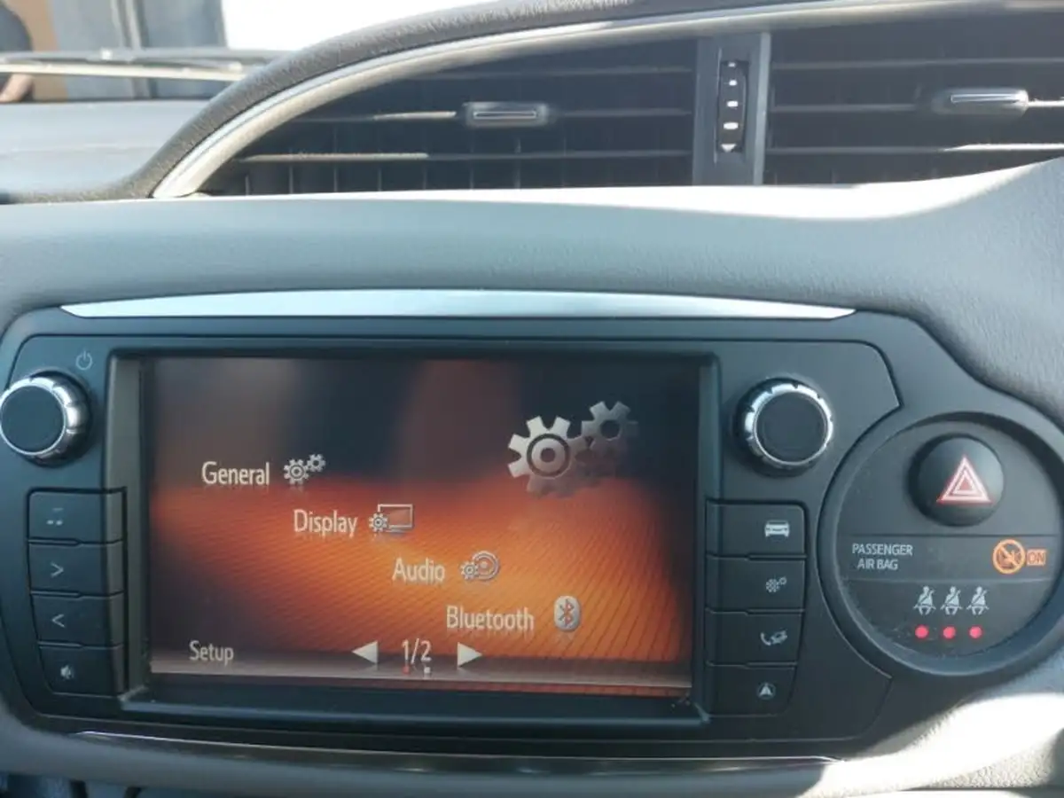 2016-toyota-yaris-133-icon-vvt-i-5d-big-10