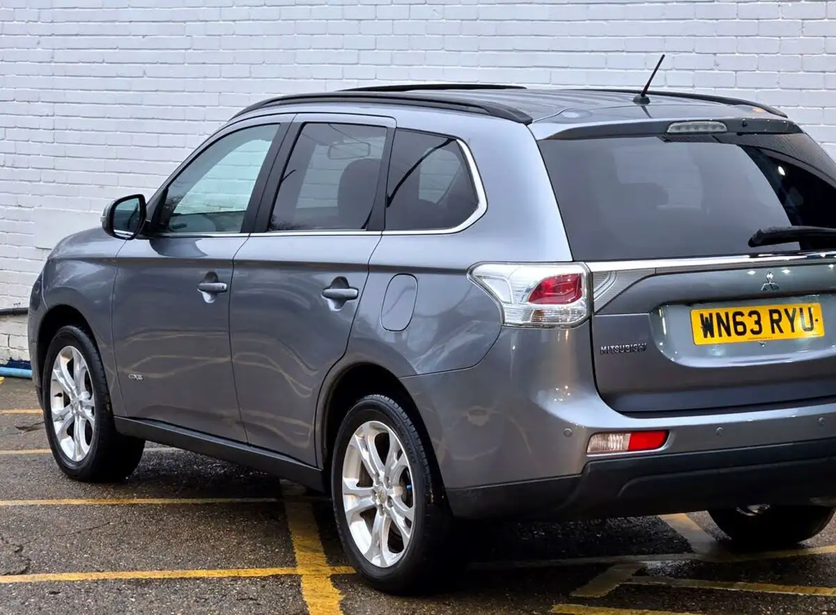 2013-mitsubishi-outlander-22di-d-gx4-big-29