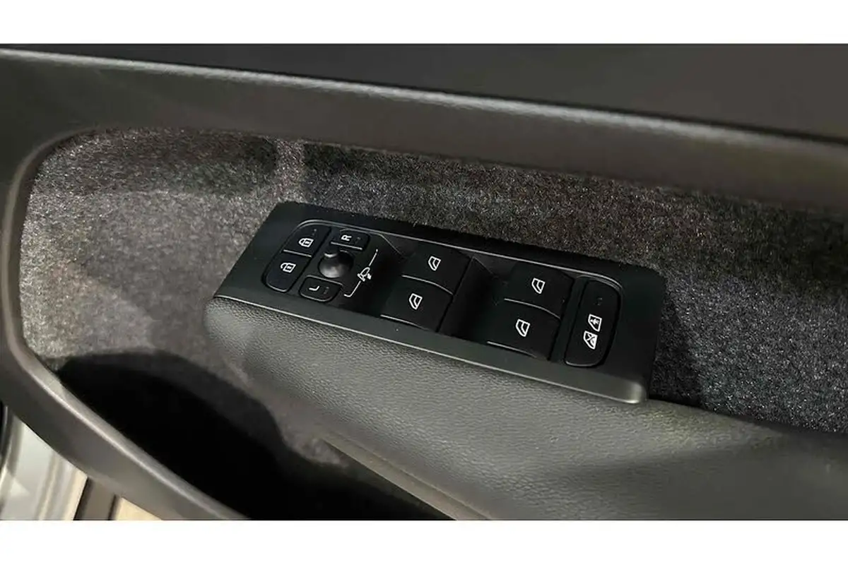 2023-volvo-xc40-e-twin-recharge-core-big-26