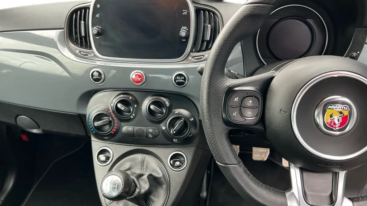 2021-abarth-595-14-tjet-big-9