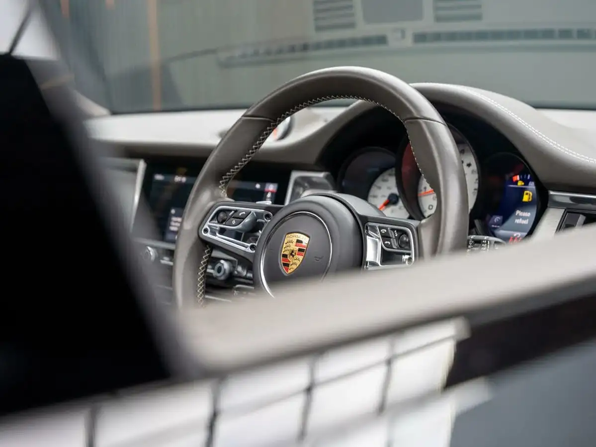 2021-porsche-macan-29-turbo-big-33