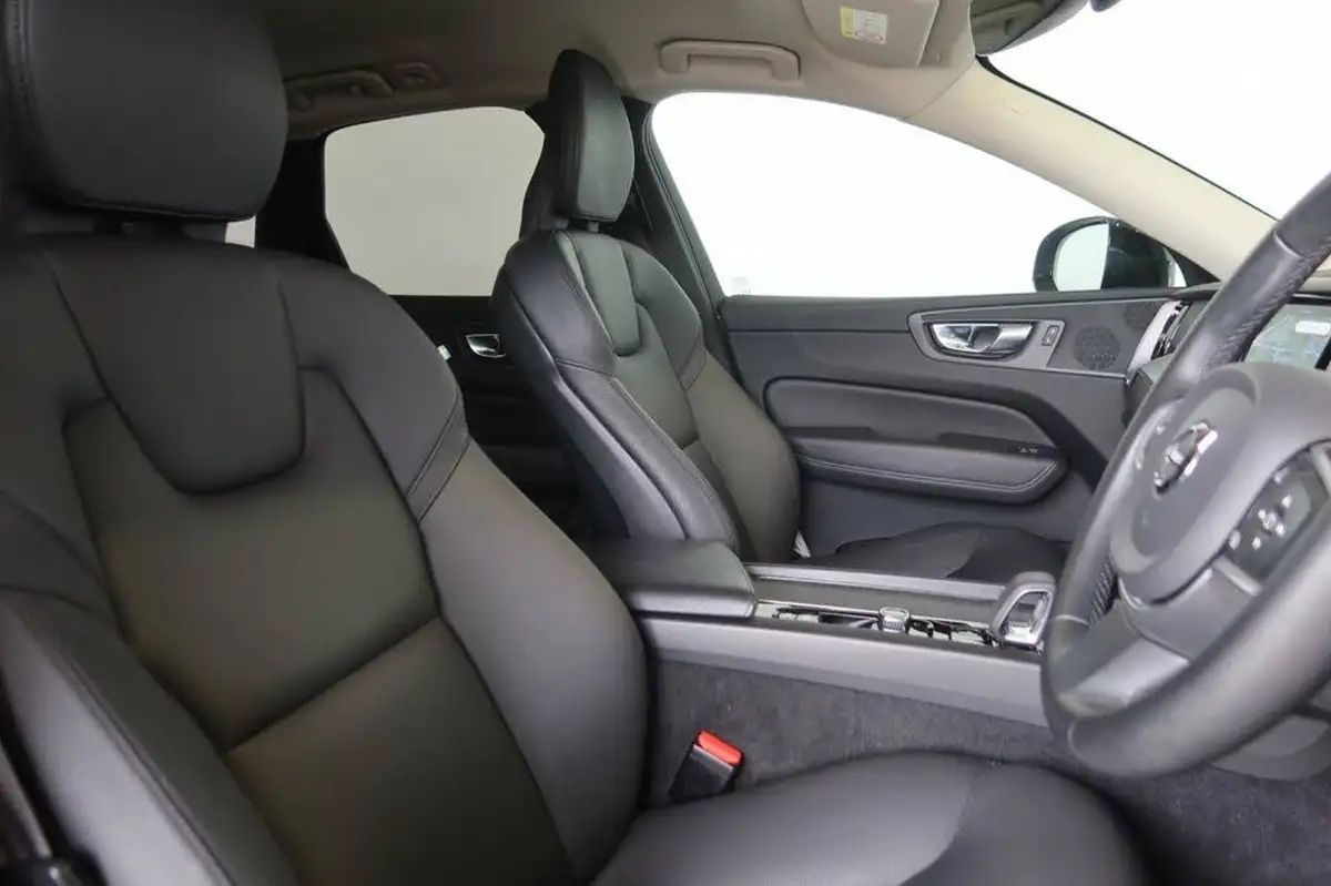 2021-volvo-xc60-20td-b4-momentum-awd-big-4