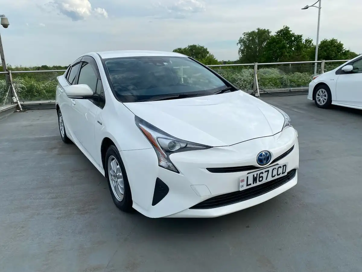 2018-toyota-prius-hybrid-big-3