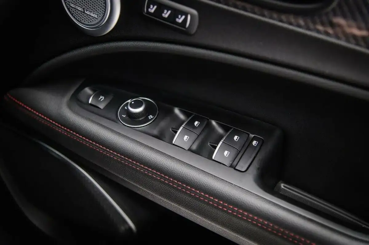 2021-alfa-romeo-stelvio-29-biturbo-quadrifoglio-big-22