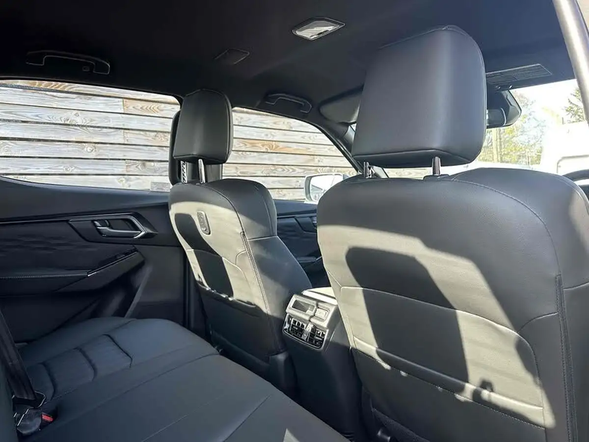 2025-isuzu-d-max-19td-v-cross-big-14