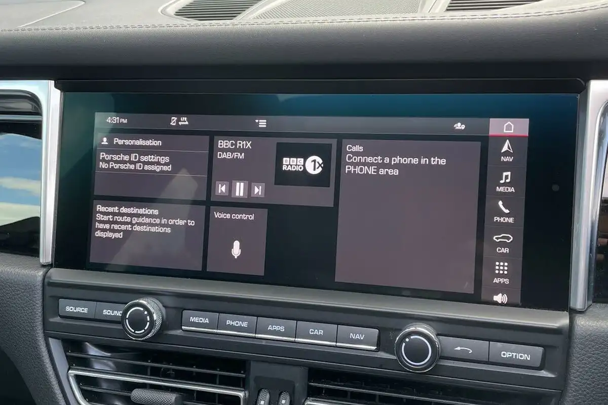2020-porsche-macan-30-s-big-42