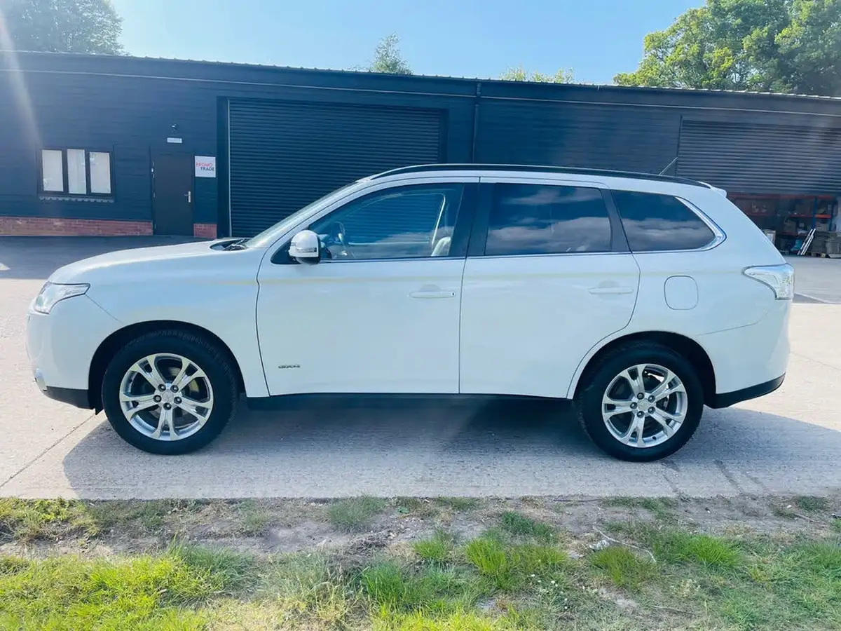 2013-mitsubishi-outlander-22di-d-gx4-big-9