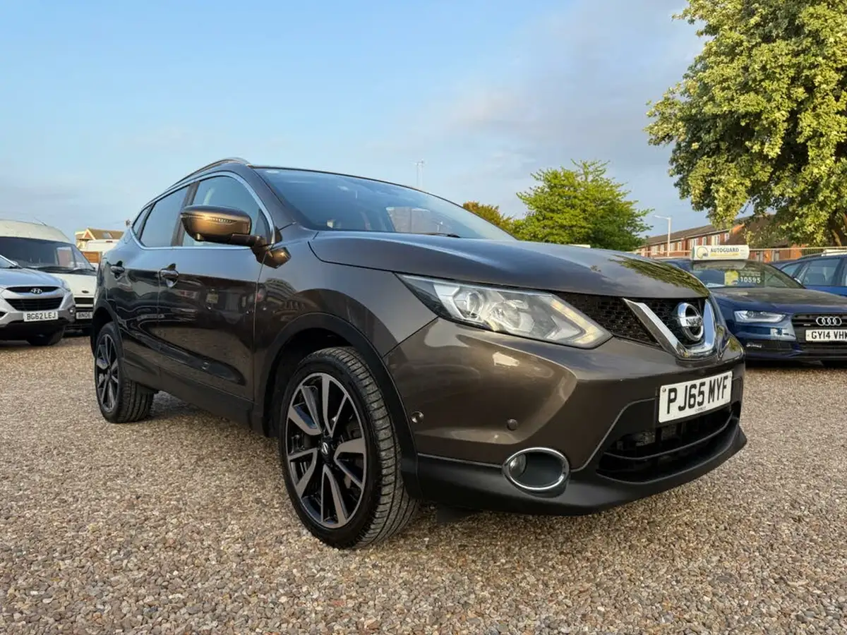 2015-nissan-qashqai-16-tekna-big-17