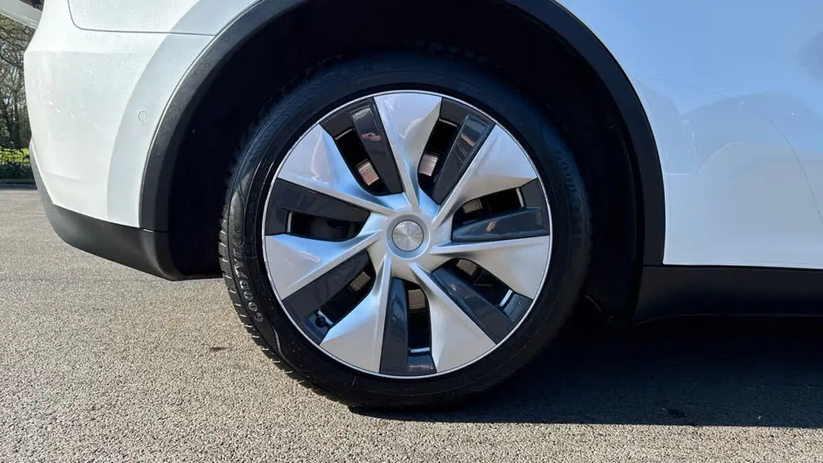 2022-tesla-model-y-e-long-range-big-18