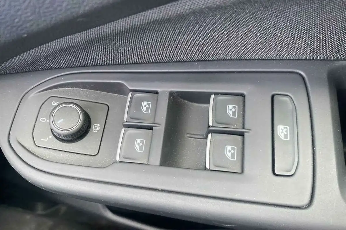 2022-volkswagen-golf-15-tsi-life-130ps-hatchback-big-24