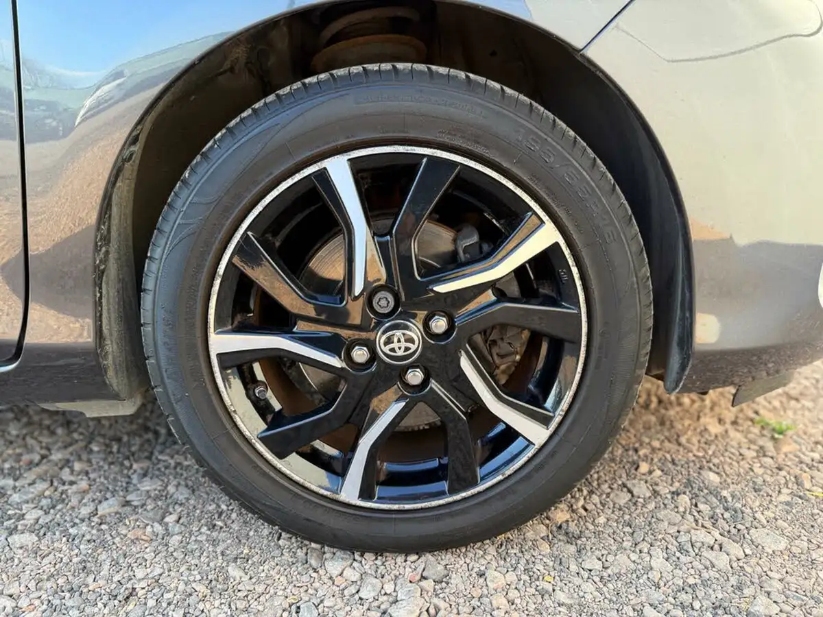 2016-toyota-yaris-15-vvt-i-design-hybrid-big-42