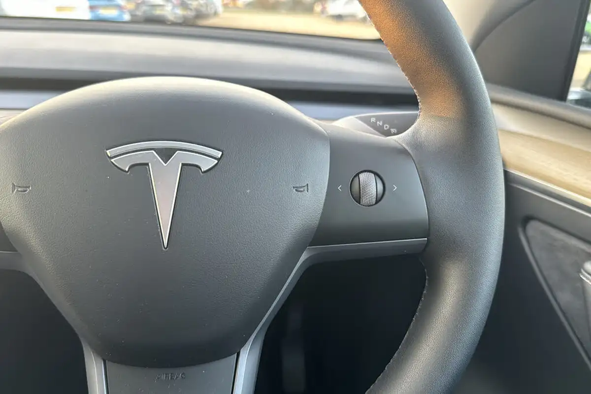 2022-tesla-model-y-e-long-range-big-17