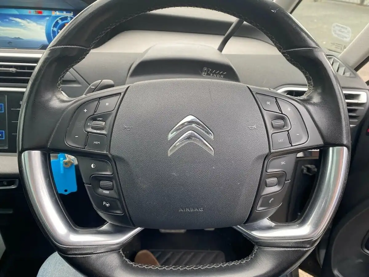 2015-citroen-grand-c4-picasso-16bluehdi-exclusive-eat6-big-17